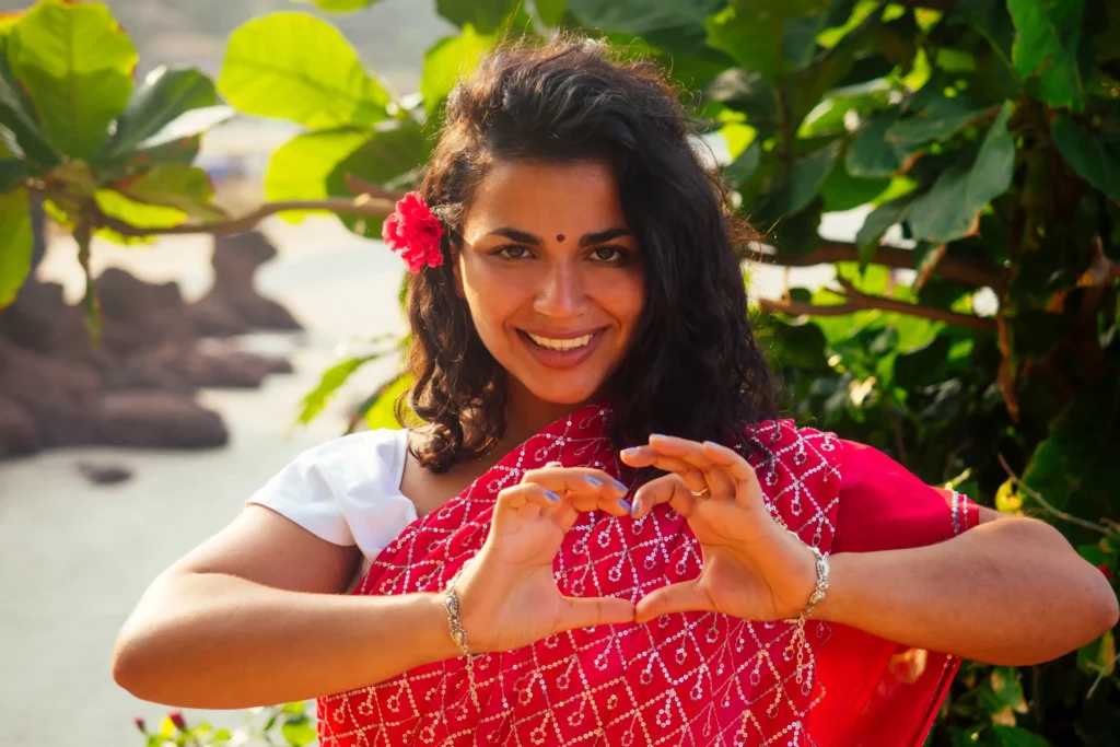 Femme indienne faisant un cœur avec ses mains.