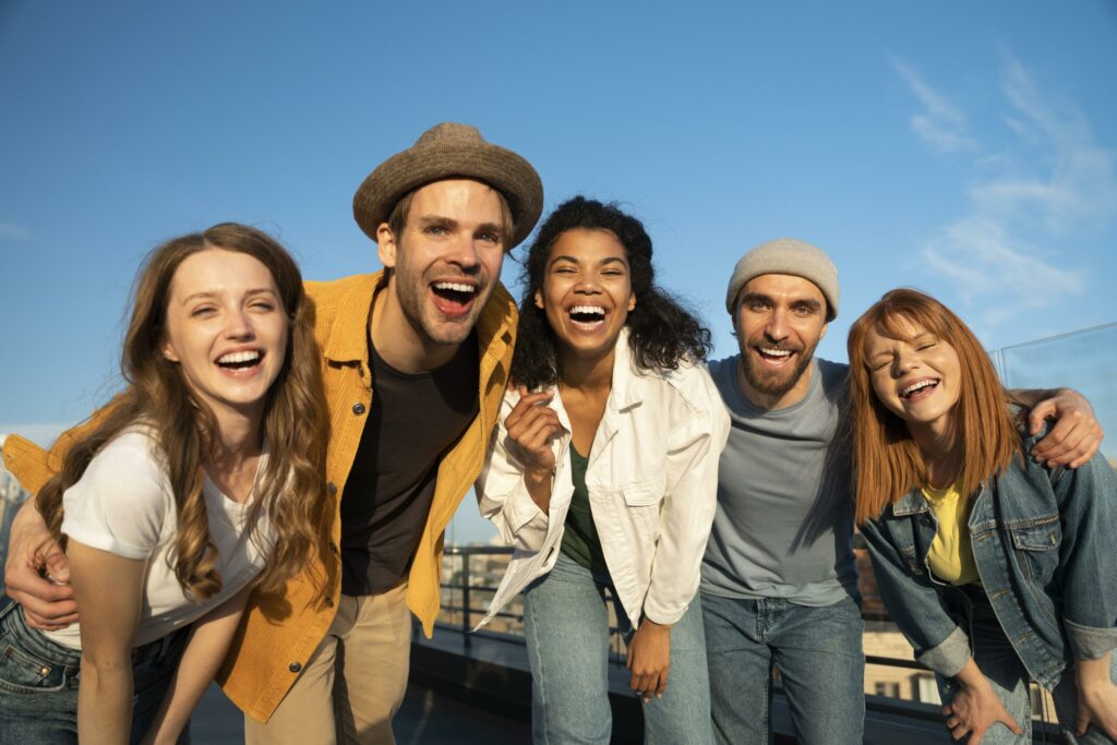 Groupe de jeunes gens qui sourient à l'objectif
