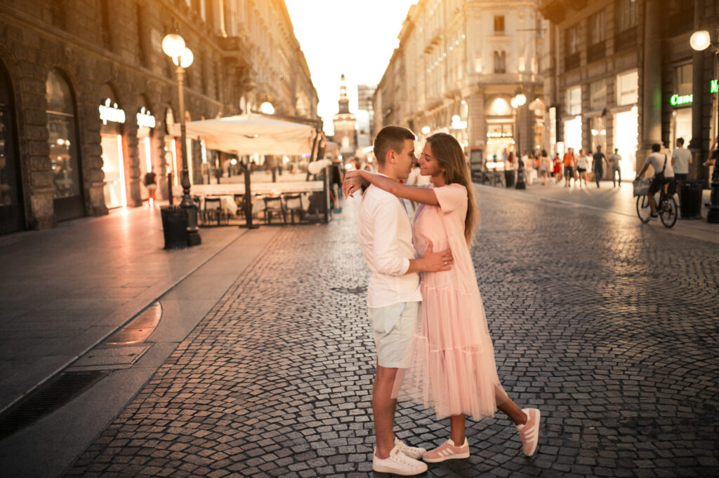 Un couple d'amoureux dans la rue.