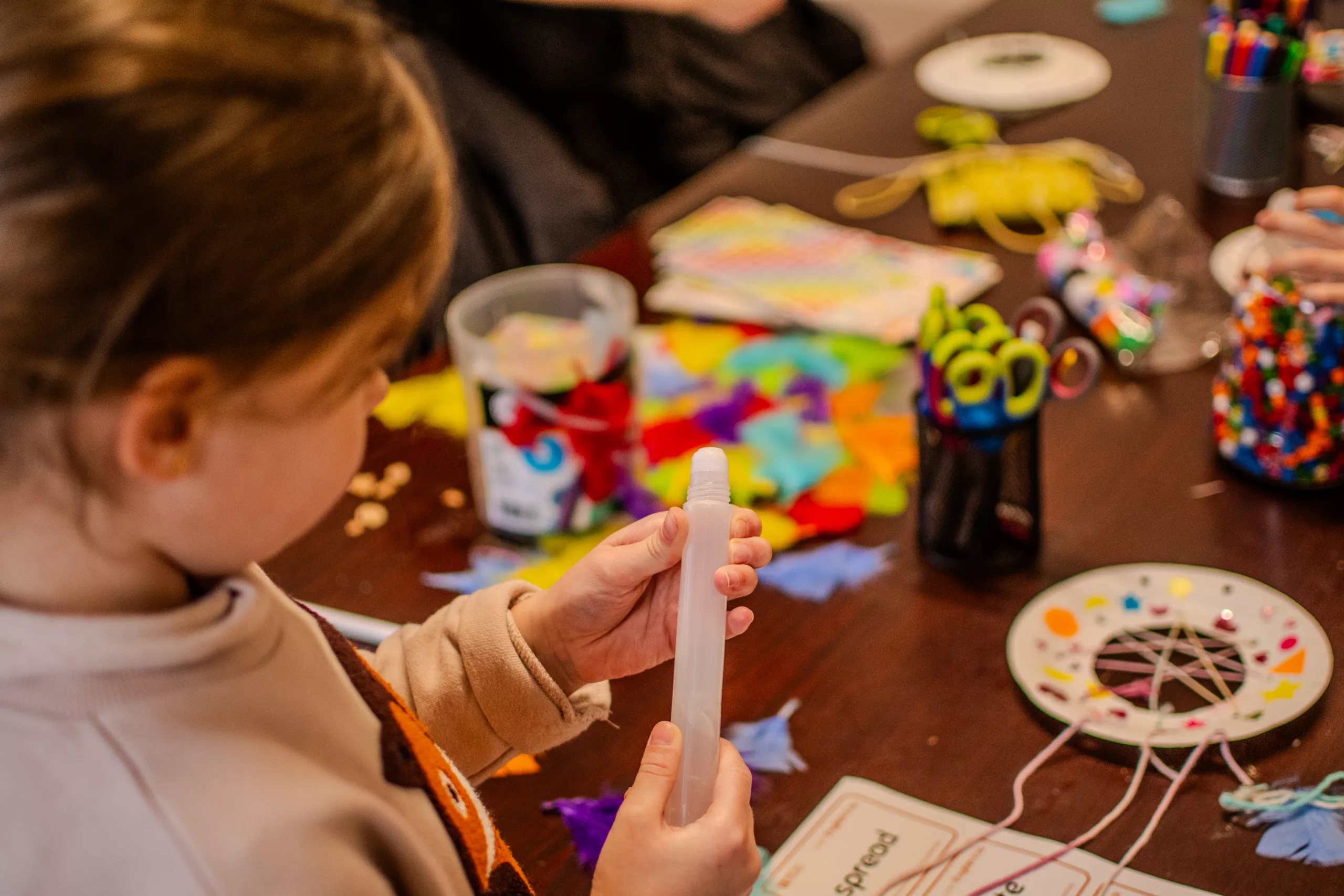 Petite fille pendant un atelier créatif en anglais