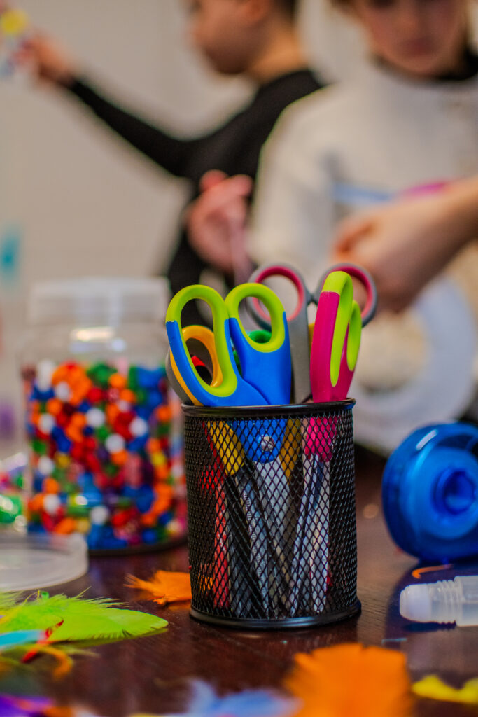 Pot à crayon sur une table d'atelier créatif en anglais