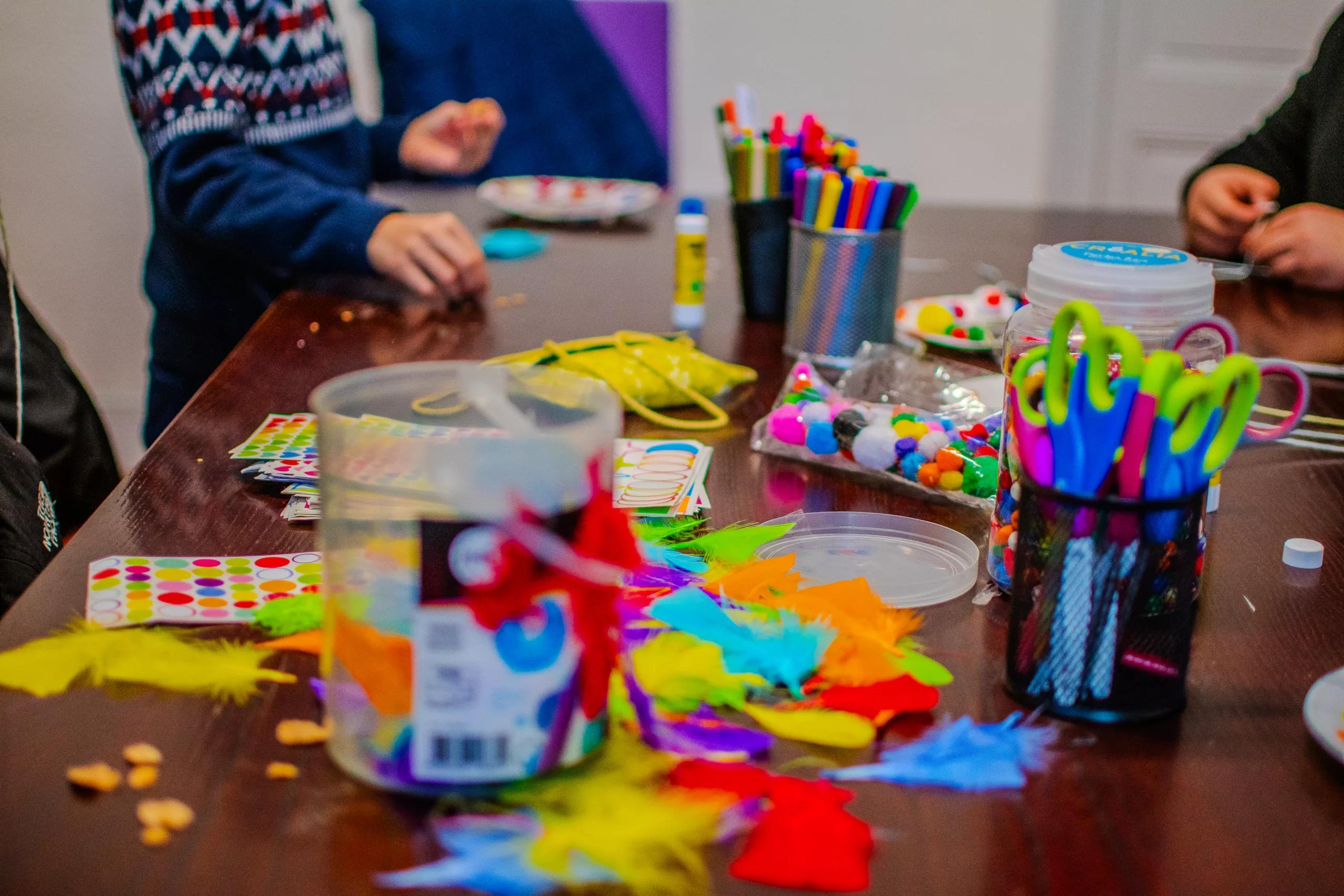 Table en bazar lors d'un stage créatif en anglais chez Halley