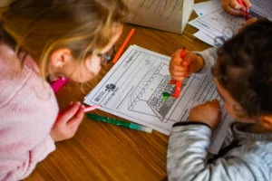 2 petites filles participant à un atelier d'éveil à l'anglais chez Halley