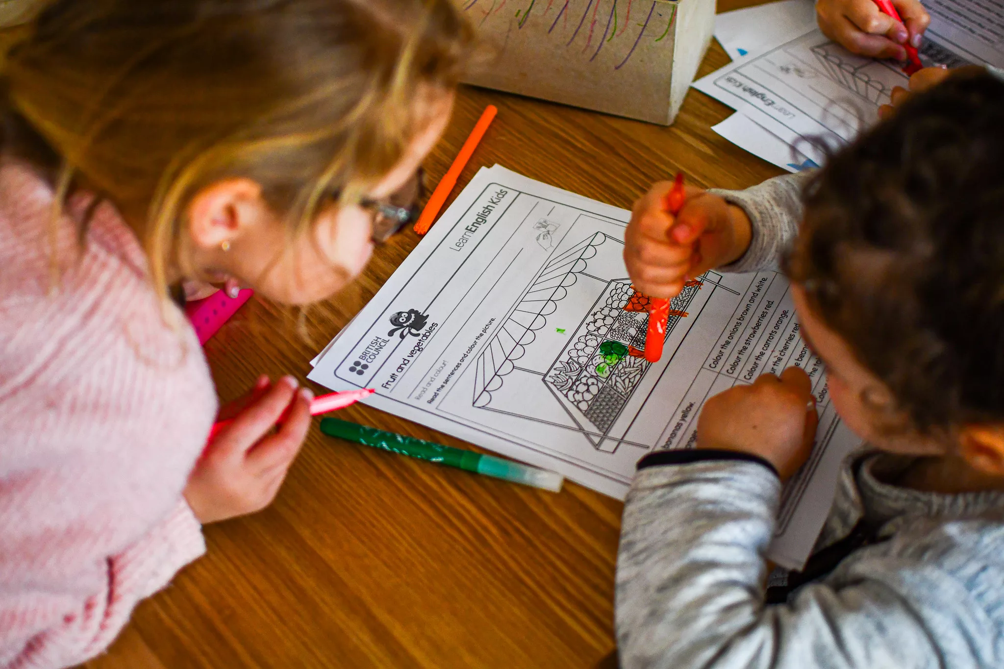 2 petites filles participant à un atelier d'éveil à l'anglais chez Halley