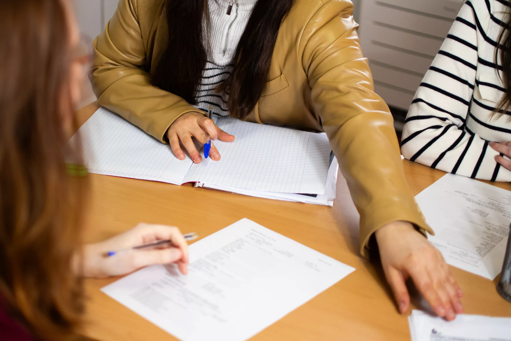 Adultes en formation échangeant autour de documents pour apprendre l’anglais de manière structurée