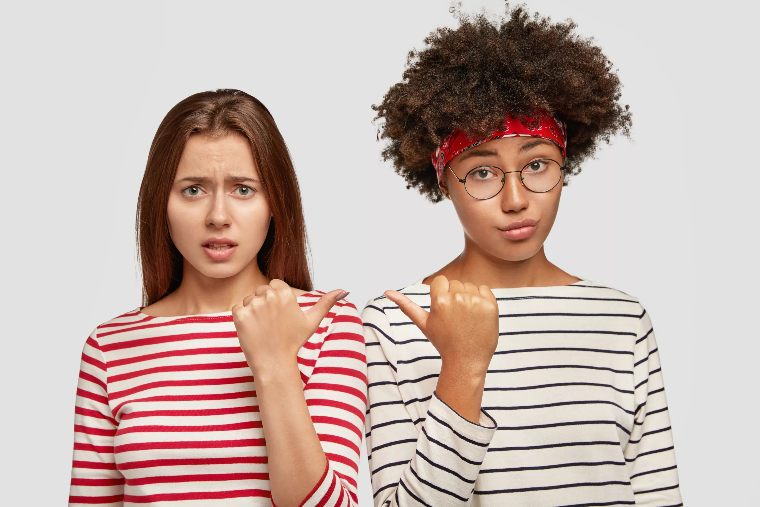 Deux femmes se pointant mutuellement du doigt