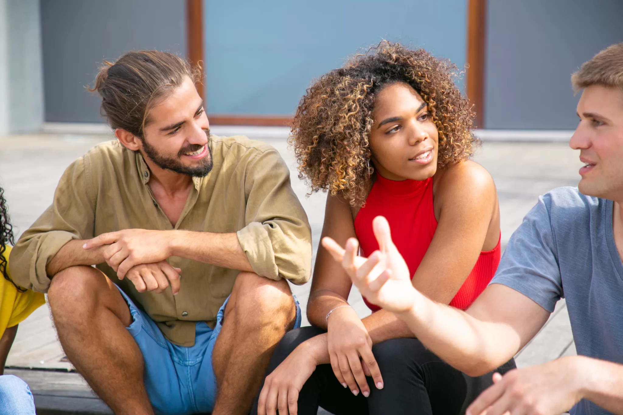 Jeune gens discutant à l'extérieur en anglais
