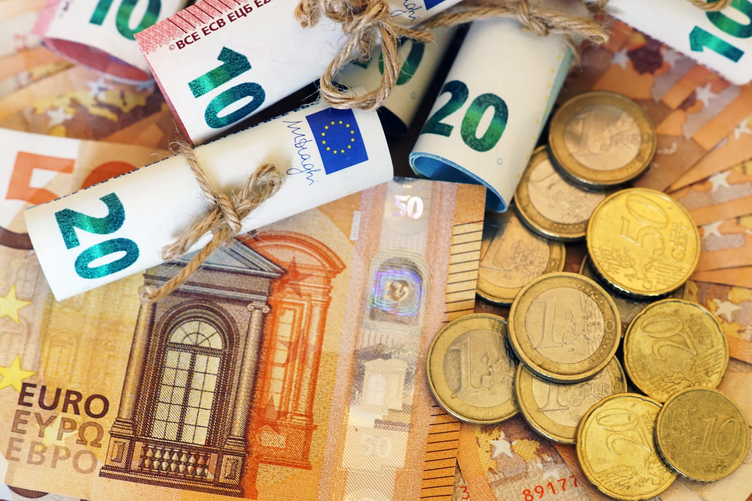 Focus sur des billets et des pièces en euro