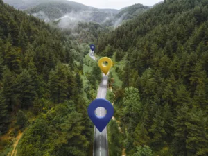 Symbole de localisation sur une route de montage au milieu de la forêt