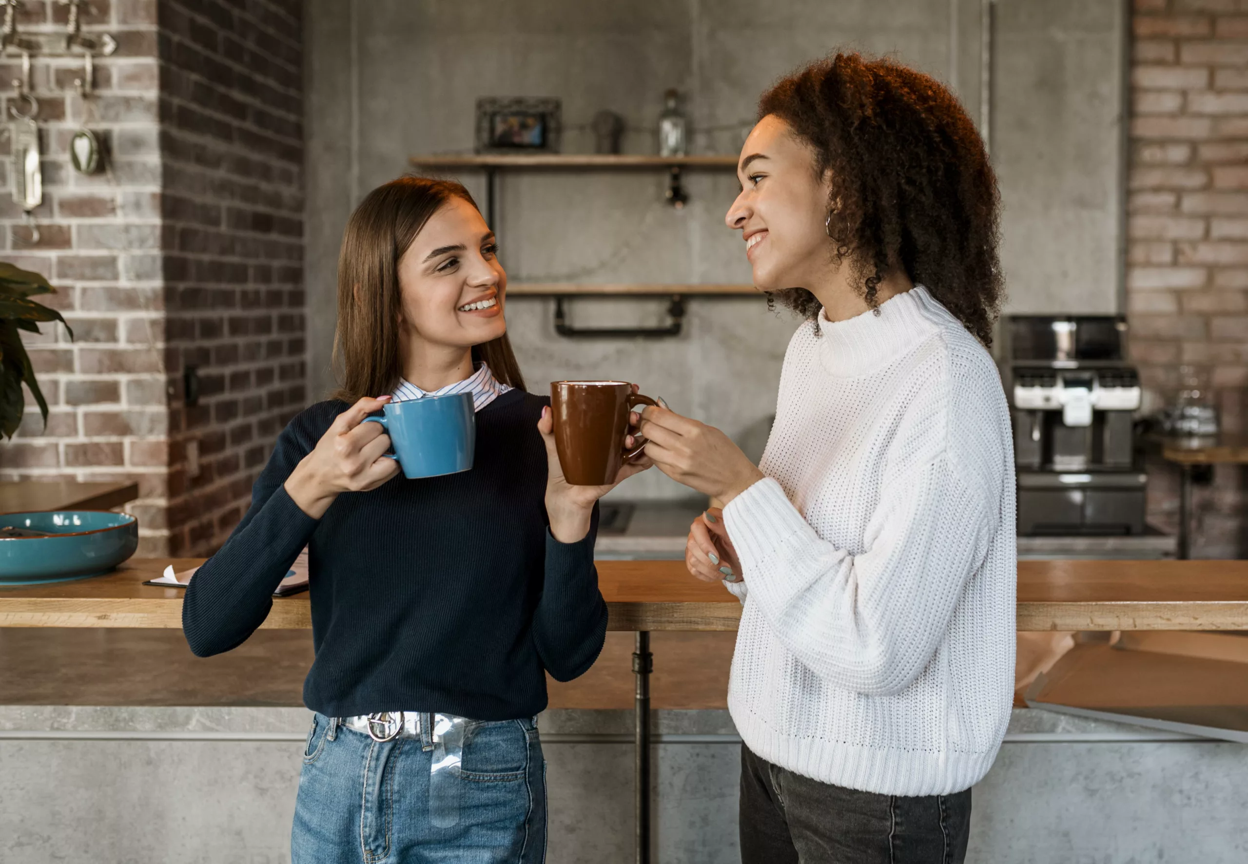 Apprenante et sa professeur d'espagnol à domicile partageant un café