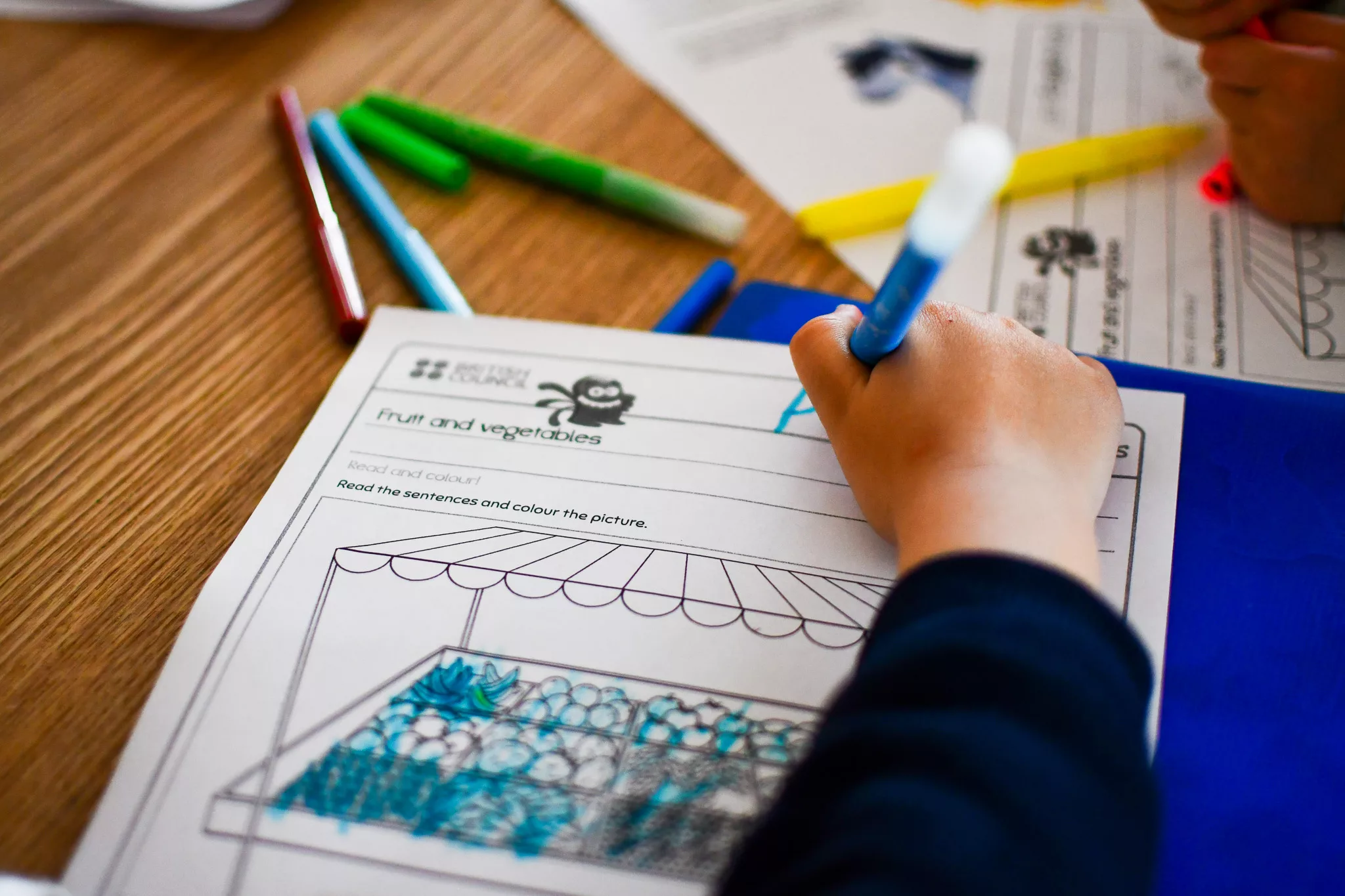 Petit garçon qui écrit pendant un atelier d'éveil en anglais